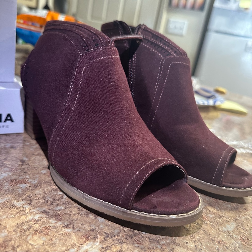 Burgundy suede ankle boots with open toe and heel #ankleboots